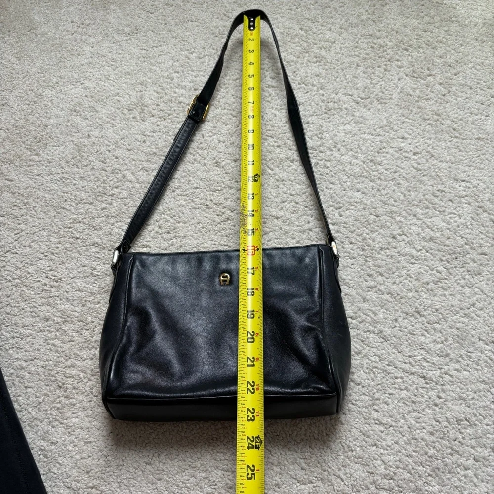 Vintage Navy leather Etienne Aigner adjustable shoulder bag